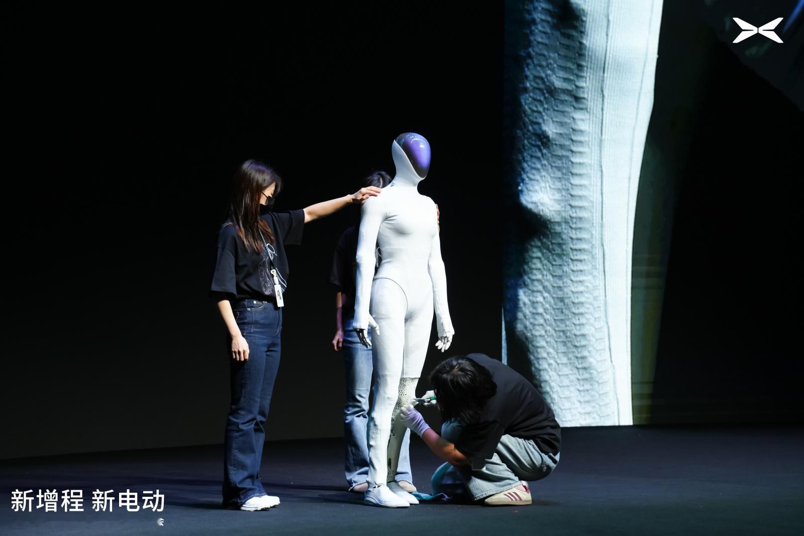 何小鹏解读小鹏机器人走路太像人原因小鹏悲壮自证最近凭“步态太像人”火出圈的小鹏I