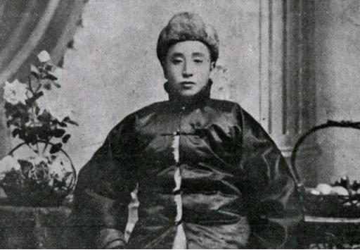 1891年，16岁的张作霖落难乞讨，孙寡妇看中了他，解开衣扣，掏出一块腰
