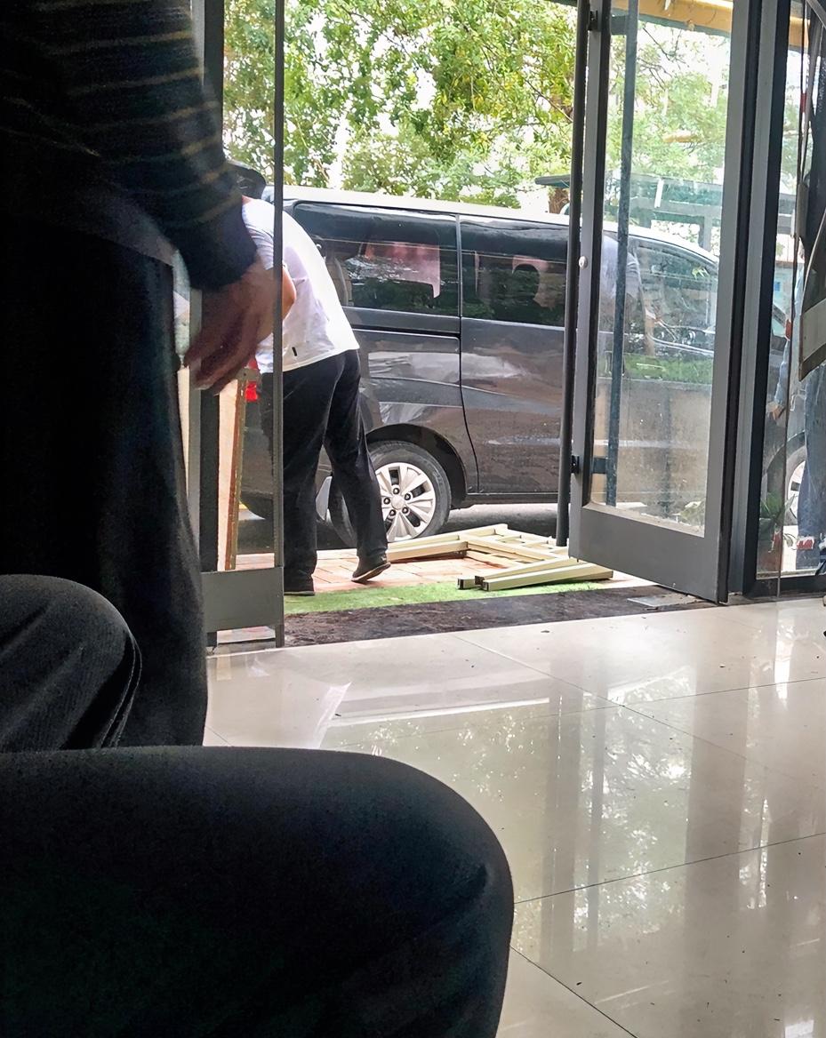 妯娌嫂子当天前脚下葬，后脚她房间里的床就被姑姑子们拆的七零八碎！不知道该怎么