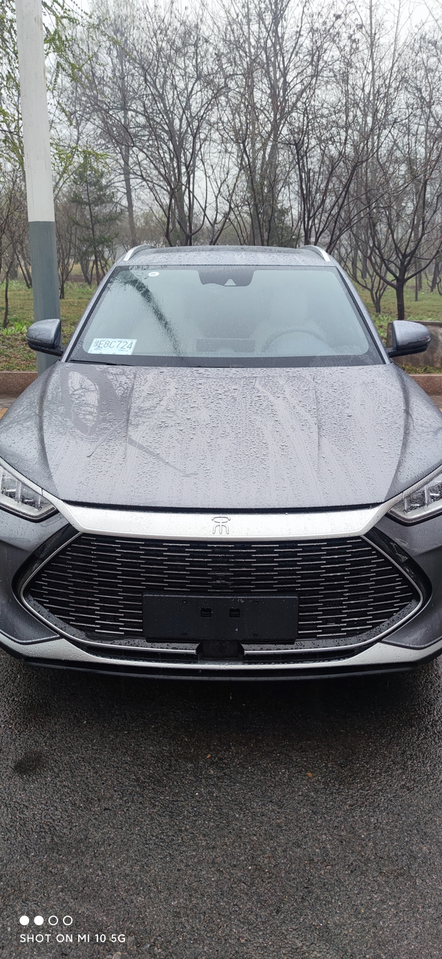 这是安装踏板和减震垫的图片这个是安装踏板的防泥水效果，很不错，今天刚好下雨了，