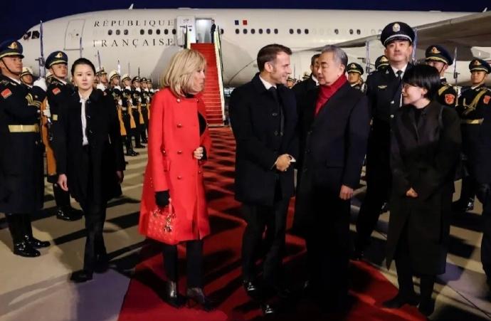 今天，北京首都机场迎来一位重要贵宾。这位贵宾就是法国总统马克龙！更加让人惊喜是