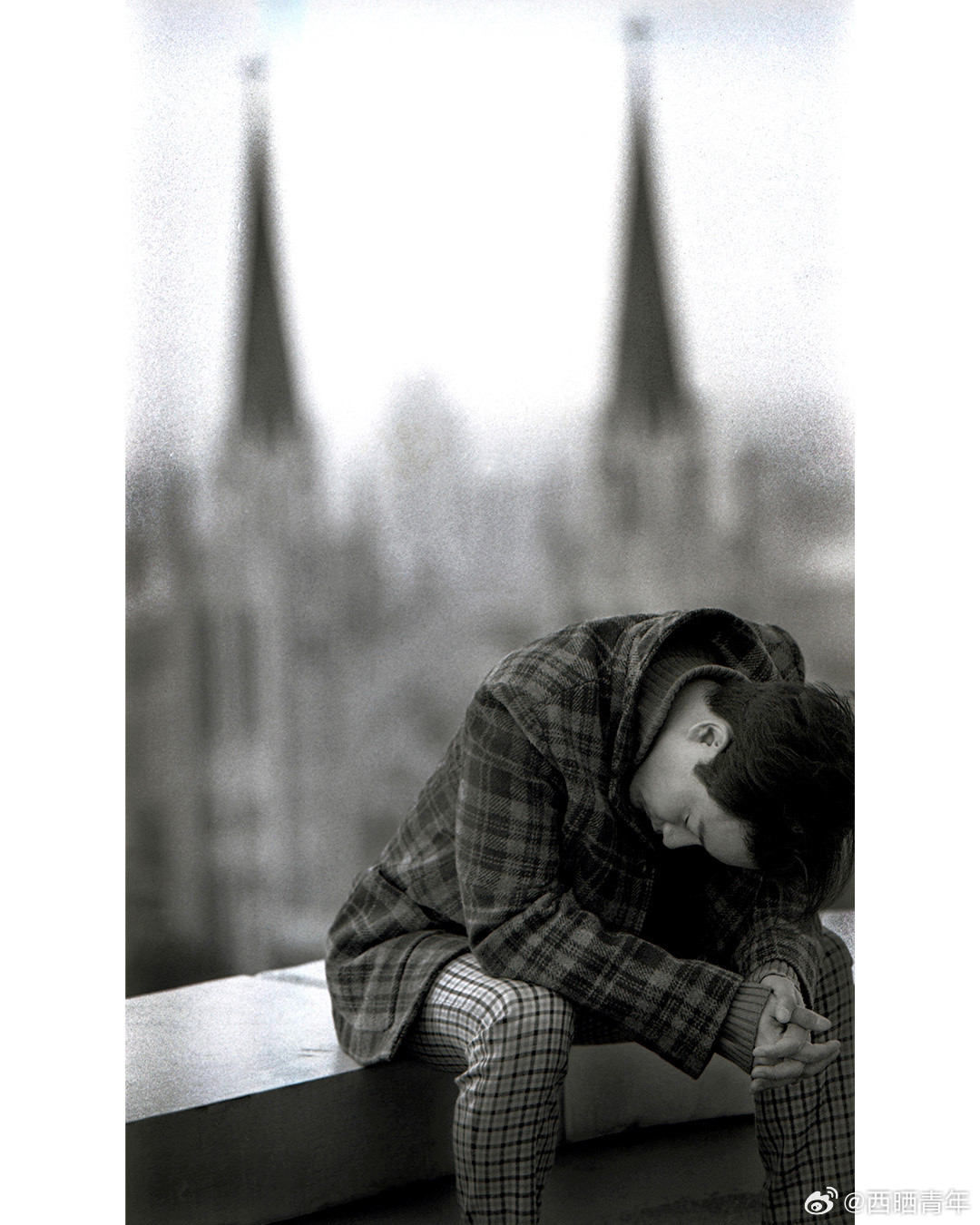 这是一组从未公开过的张国荣照片，是1988年的张国荣。“抵达拍摄地点后，他说稍等