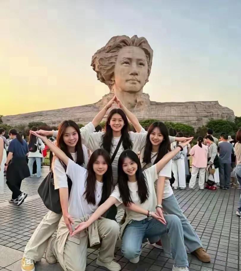 橘子洲雕像前这张照片在网上传开，创意格外动人。五位女孩相互配合，交叠手掌摆出