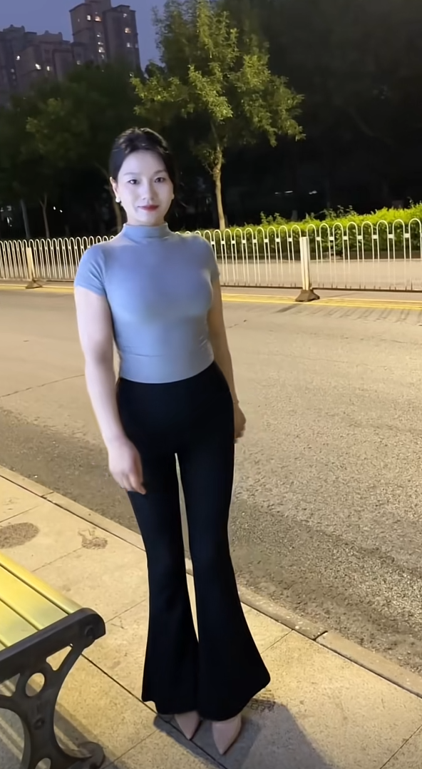 陪闺蜜在路边做做聊聊天