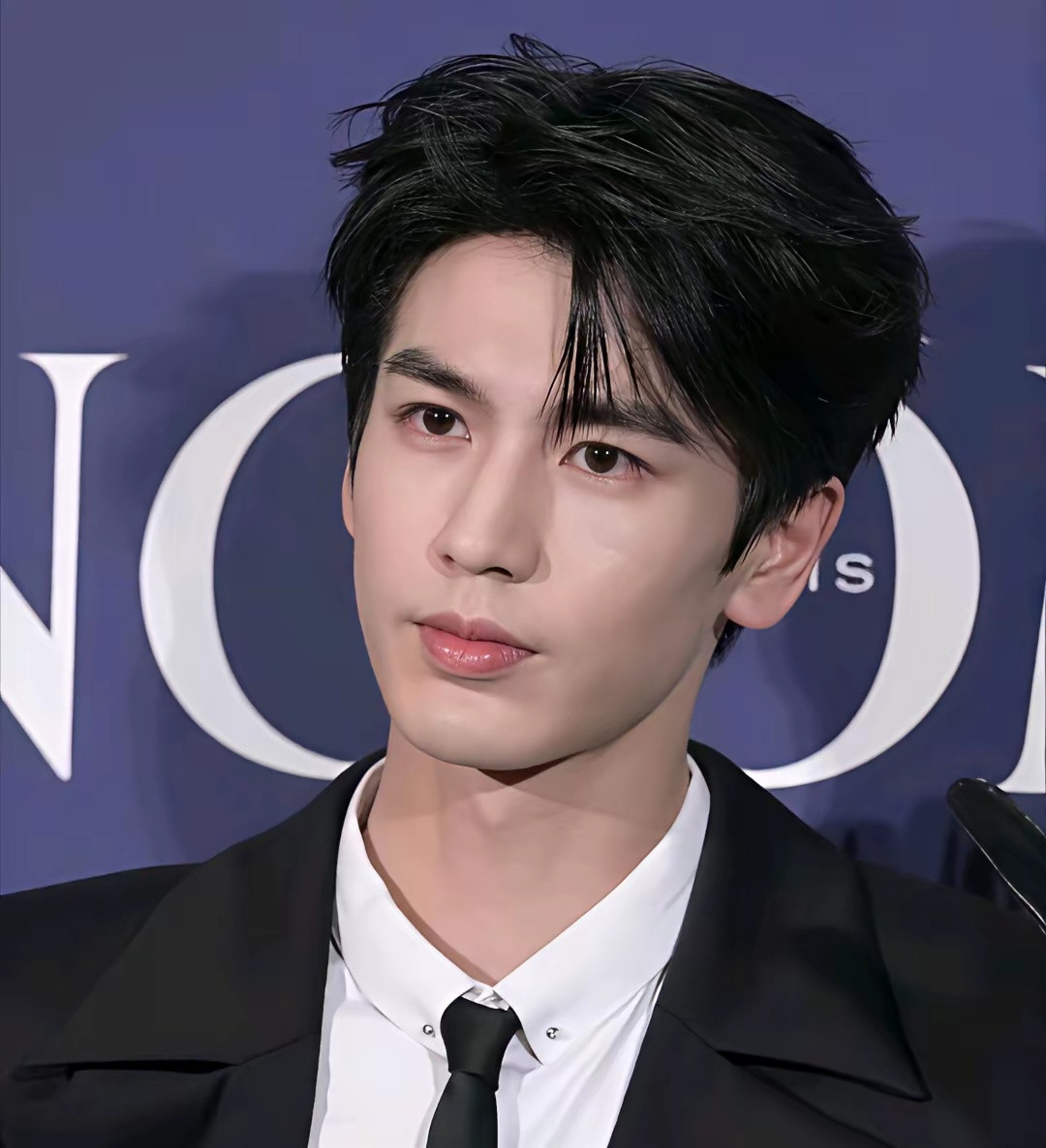 张凌赫妆前妆后几乎没差别，天生浓颜骨相真的太能打了。