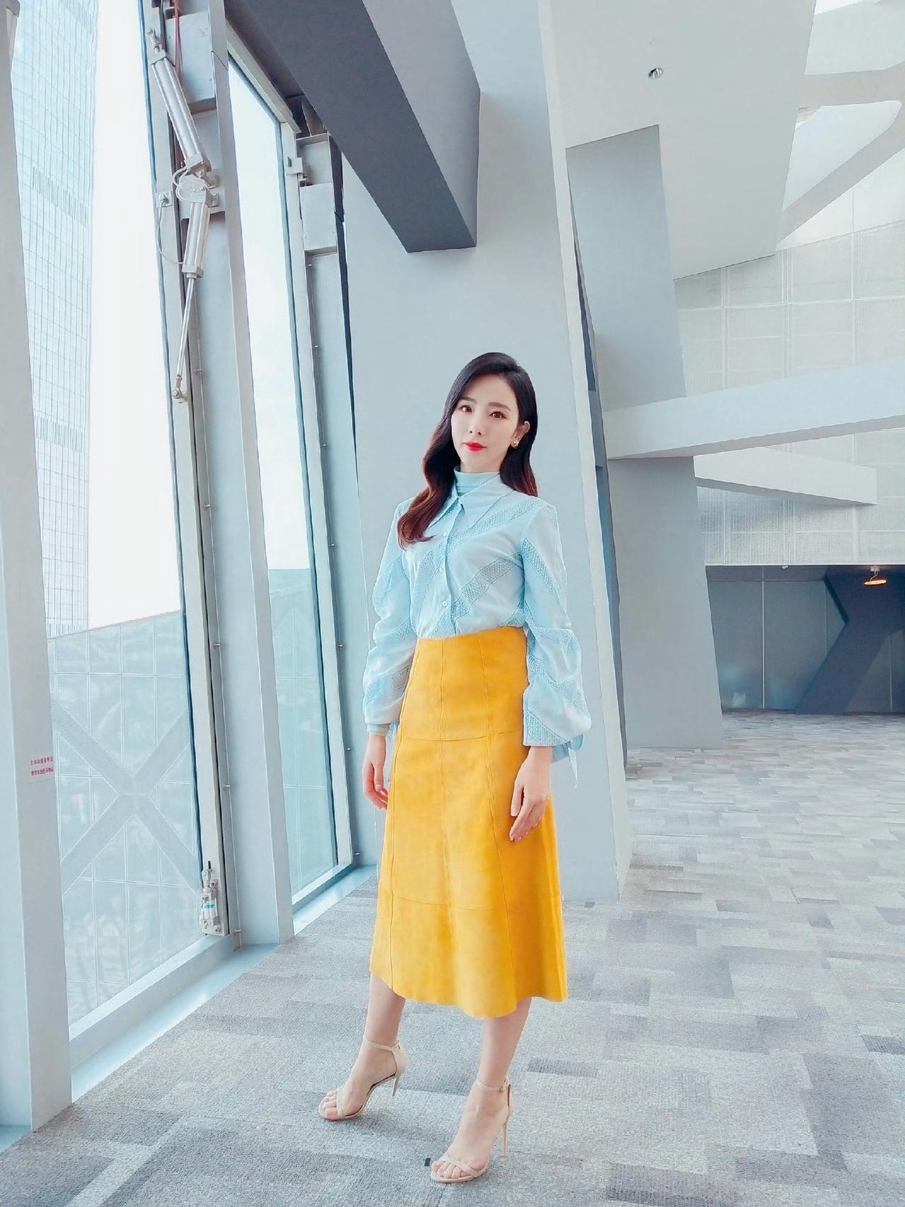 李思思离开央视那阵，不少人唏嘘。当年春晚最年轻的女主持，两个儿子、老公低调到