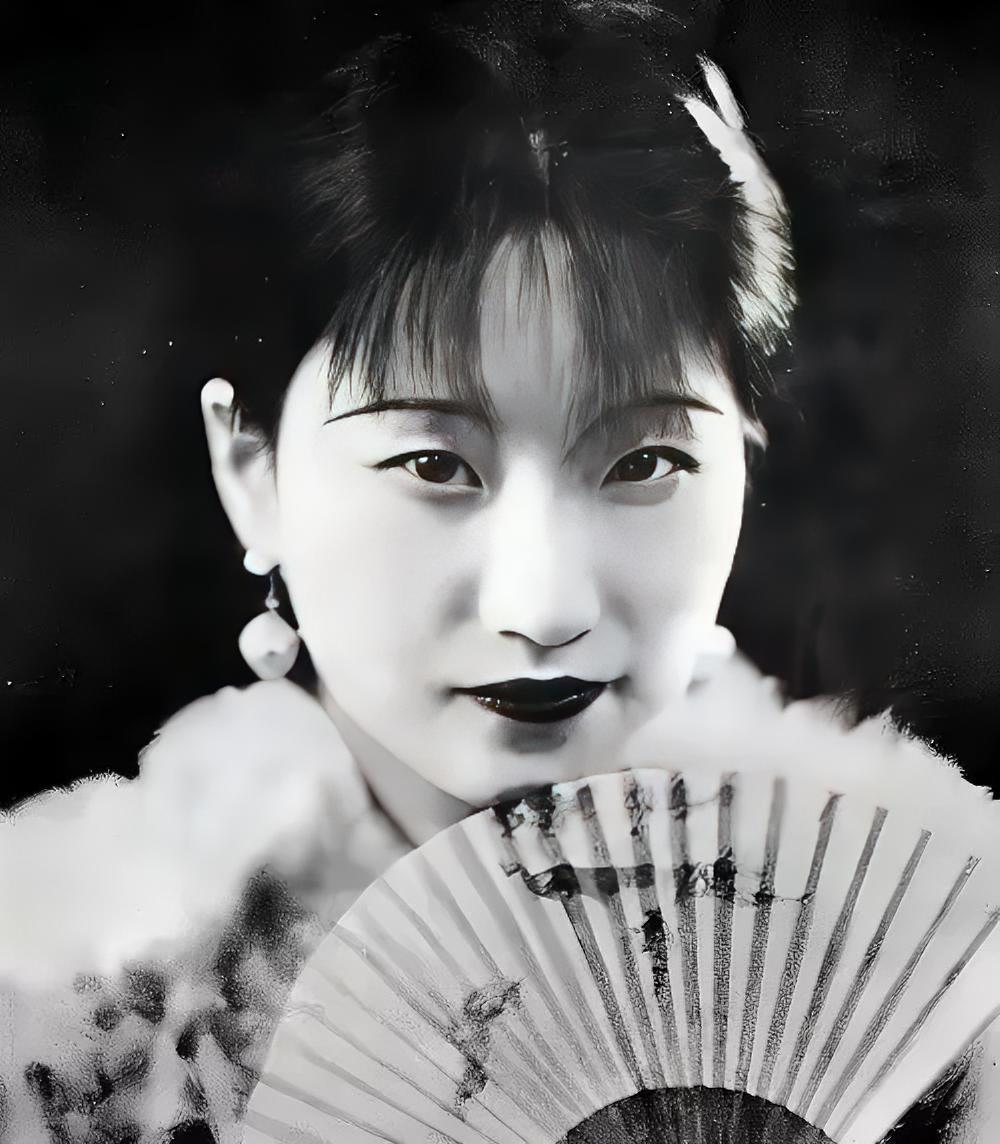 1929年，68岁泰戈尔访华，悄悄住进徐志摩家，深夜非要睡陆小曼床上。徐志摩欣然