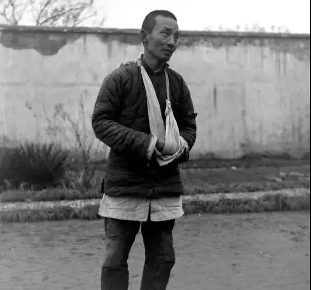 1943年，新四军团长汤景延在枪杀了几名新四军后，带着634人投降日寇。汪伪师长