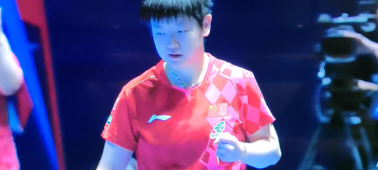 张本美和在和莎莎打第四盘之前，心里已经充满了恐惧！张本美和全程观看了第二盘莎莎
