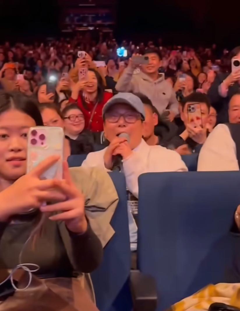 【岳云鹏伦敦相声专场张信哲助阵，不愧同龄人天花板，你怎么看？】昨晚，德云一哥岳