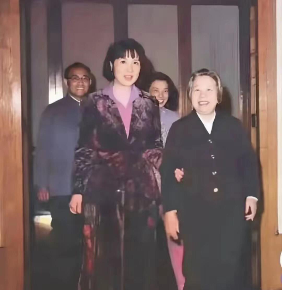 1973年，周恩来总理邀请国民党高官张灵有遗孀王玉龄回大陆居住。当时周总理身体