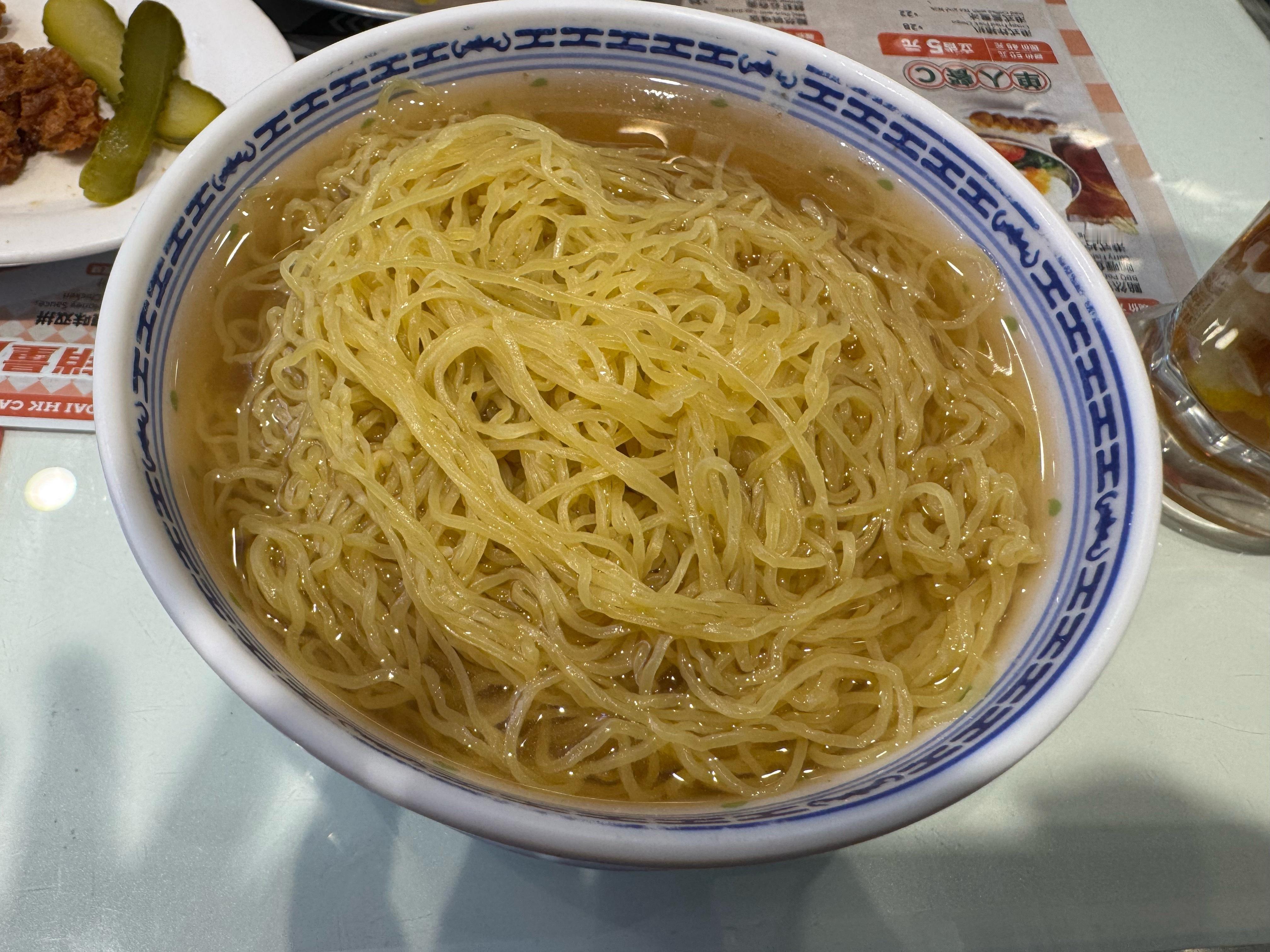 机场早餐已经成为常事儿了。因为不赶飞机的时候，我根本起不来。看着清淡吧？但其实在