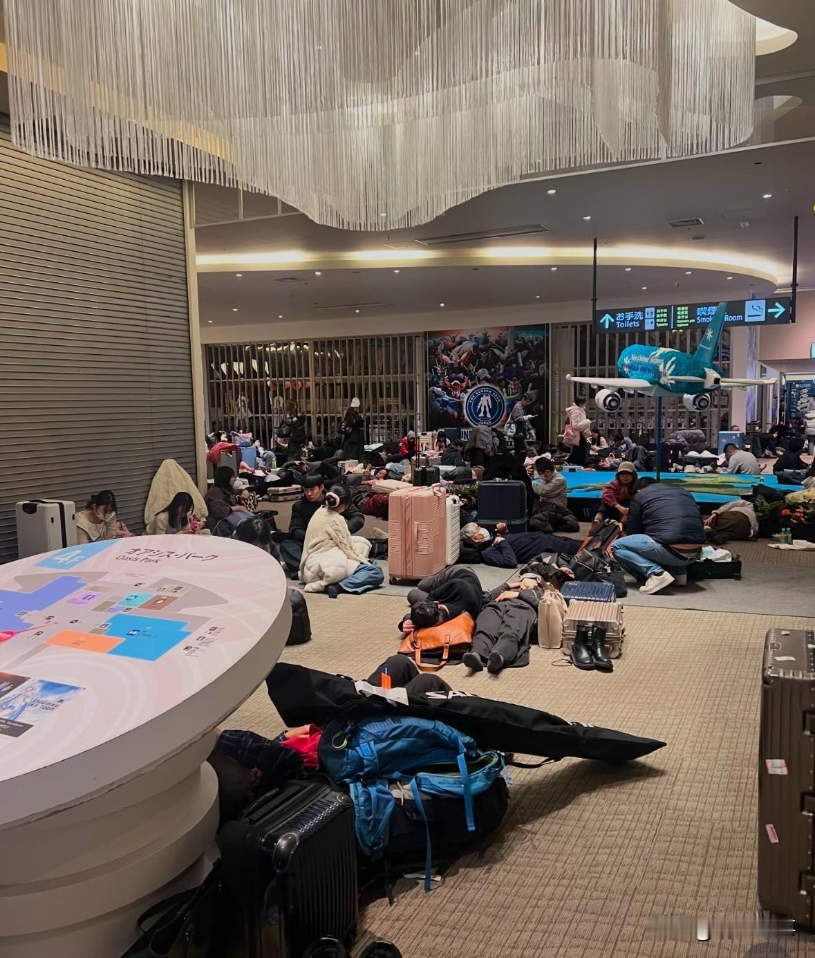 刚刷到北海道大雪那事儿，滞留了一大帮子游客。随手翻了翻评论区，好家伙，那是真