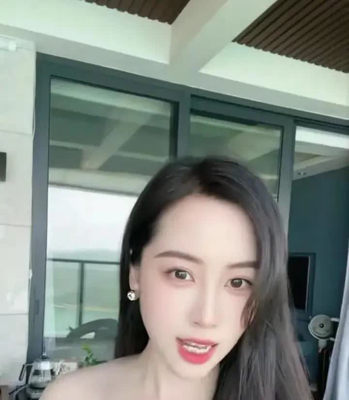 鸿蒙智行的成功离不开这些富婆的支持。粤港澳大湾区车展，一个深圳鸿蒙智行美女车主包