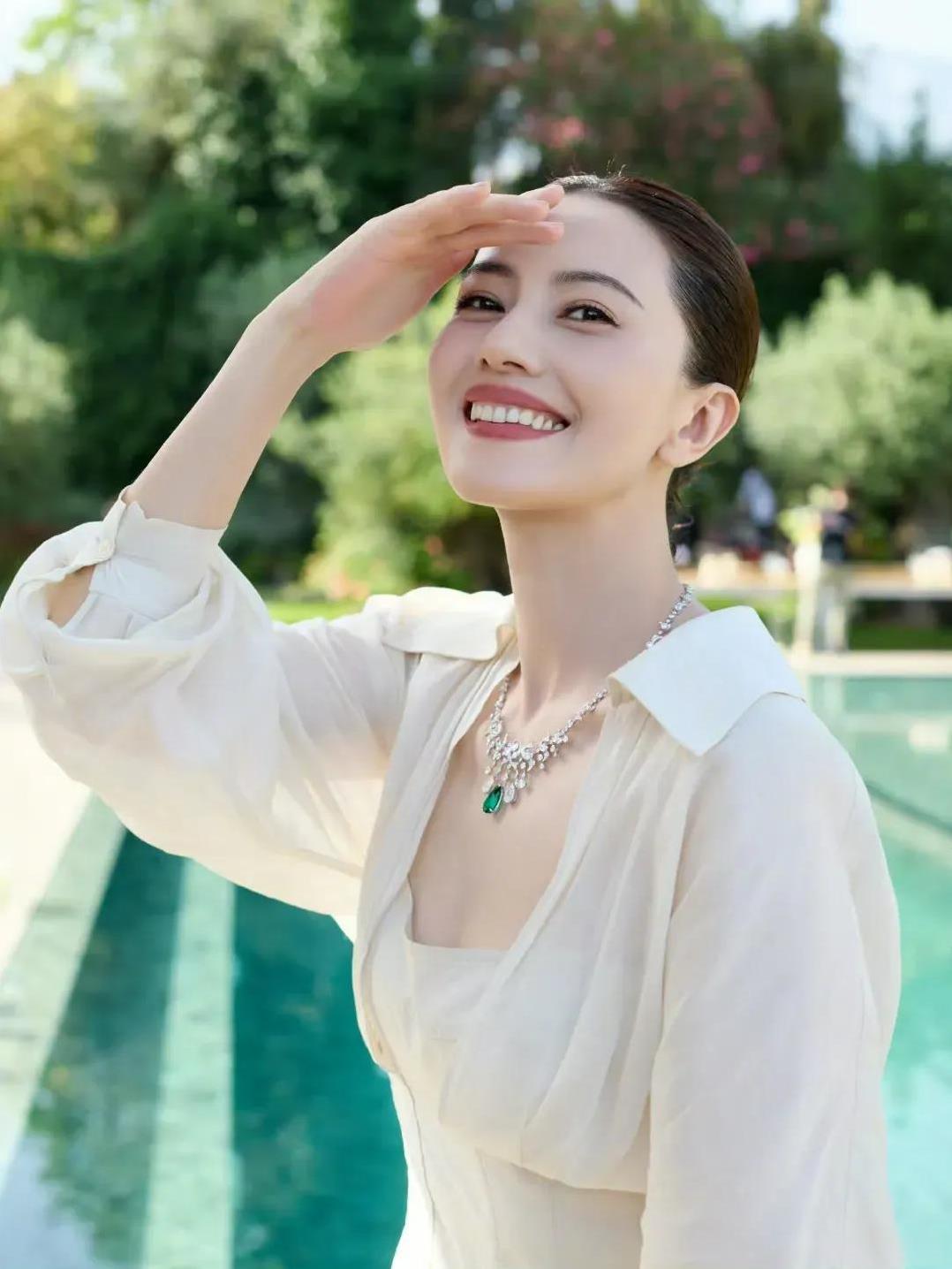 赵又廷曾对媒体说，“为什么我的女儿那么像我？”6岁女儿跟着高圆圆去西班牙，街边被