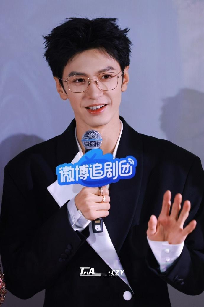 陈哲远送伴手礼都这么有节目哈哈哈哈，今天追剧团最大的欢乐源泉就是陈哲远！他送的