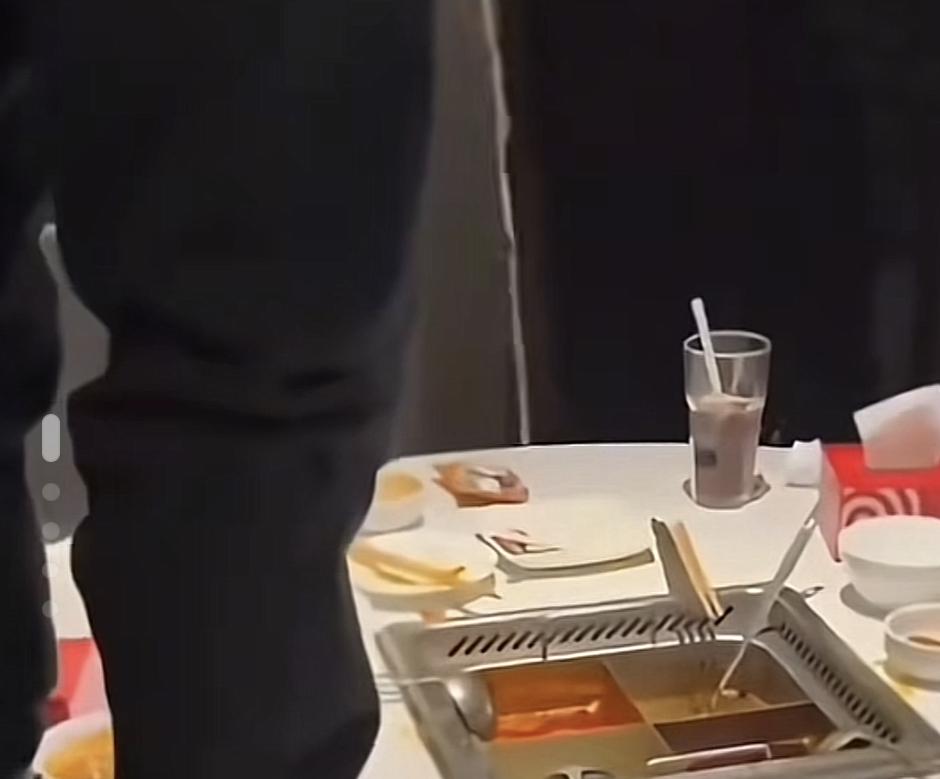 我至今搞不懂的是，策划往海底捞餐具上撒尿的俩小伙，他们这样做到底是为了啥？虽然