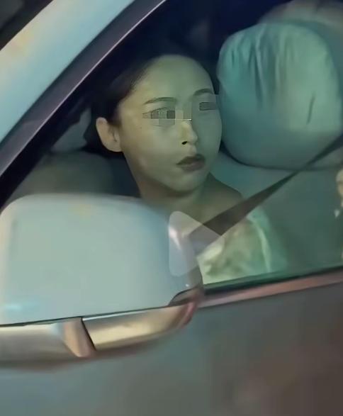 陕西捉奸现场：女子站在车上，声嘶力竭地哭喊，拿着凳子猛猛砸车，丈夫和小三坐在车里