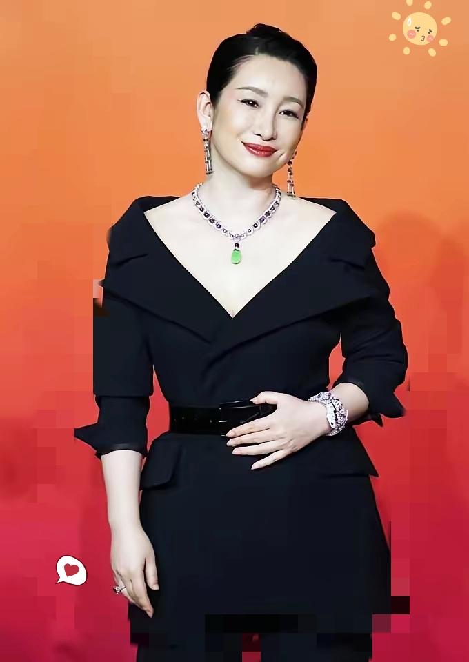 谁能想到，荧幕上气场全开的秦海璐，把最软的温柔都给了婆婆！11年每月五位数生