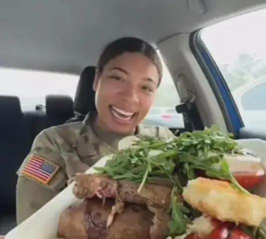 美国一女兵在TikTok上大秀美军伙食费，自豪的说自己每月只交460美元，就能天