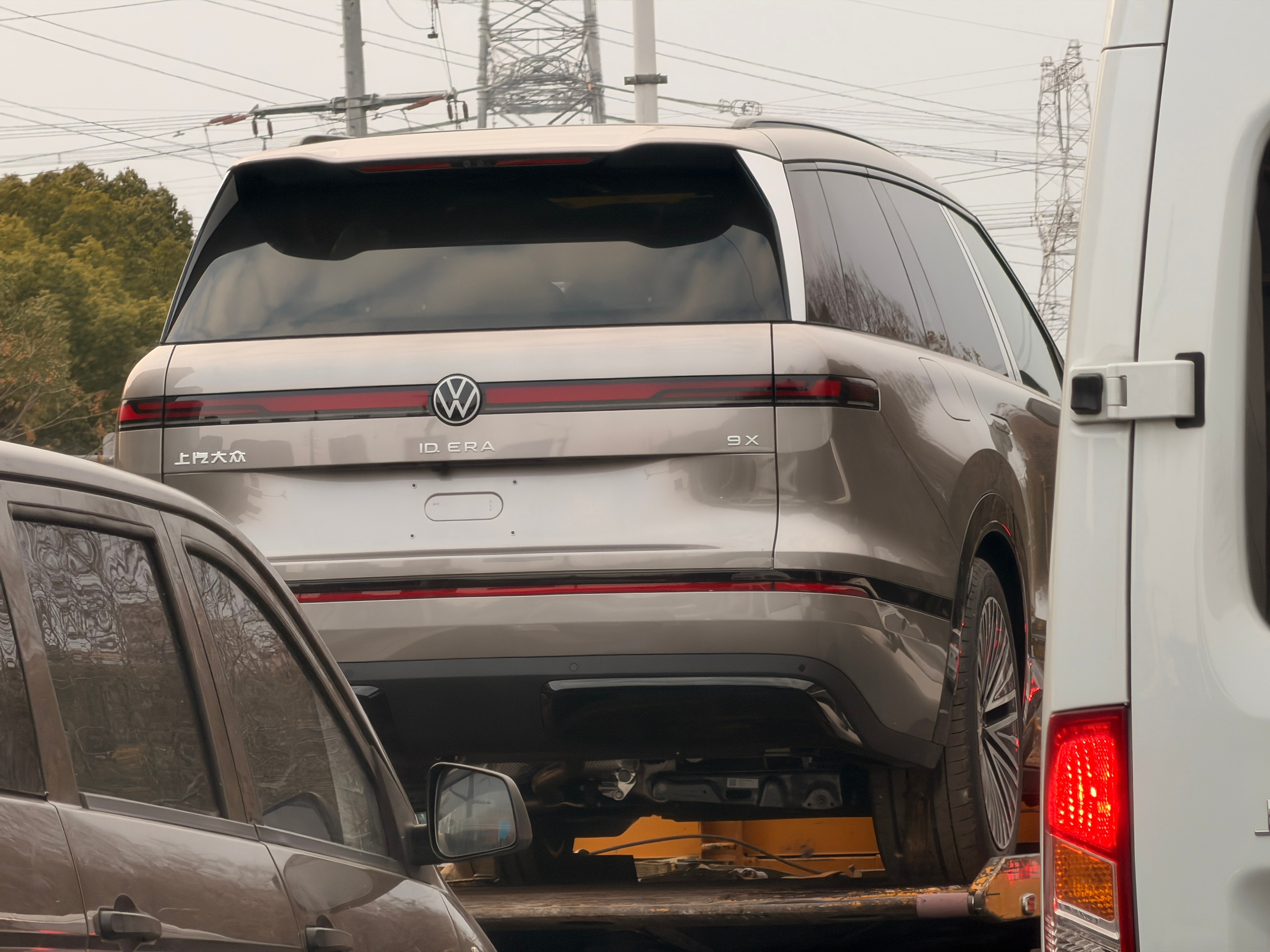 路上偶遇上汽大众ID.era9X在拖车上的气场都不得了虎里虎气的大众偶遇