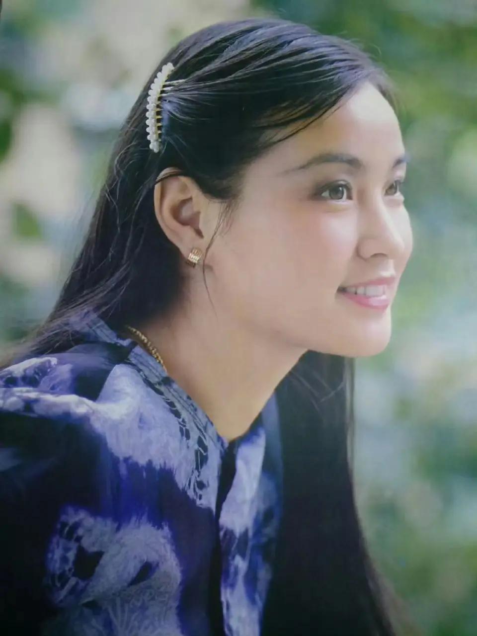 见过吗见过吗见过吗？谁说刘晓庆一直是老土啊？其实刘晓庆也有洋气十足的时候。发一组