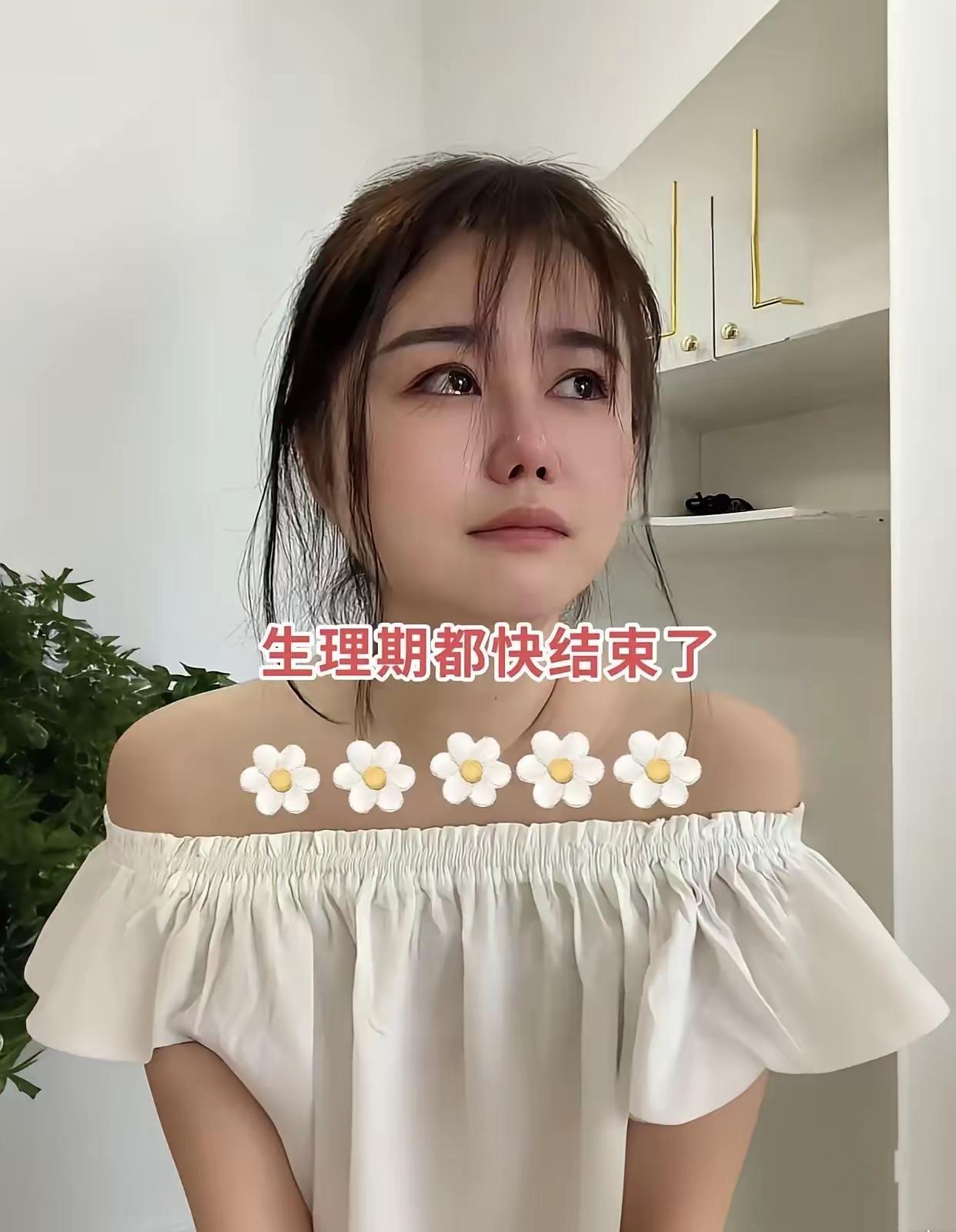四十出头，一个人，哭着对着镜头说后悔了。年轻时追她的人不少，她挑三拣四，嫌这
