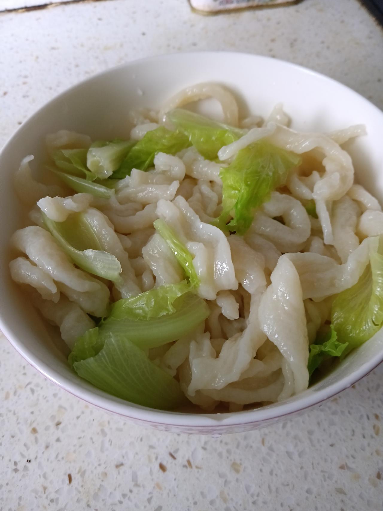 老伴牙疼，昨晚没怎么睡，吃了止痛药后，一上午都在补觉。中午我做了碗剔尖，口感软