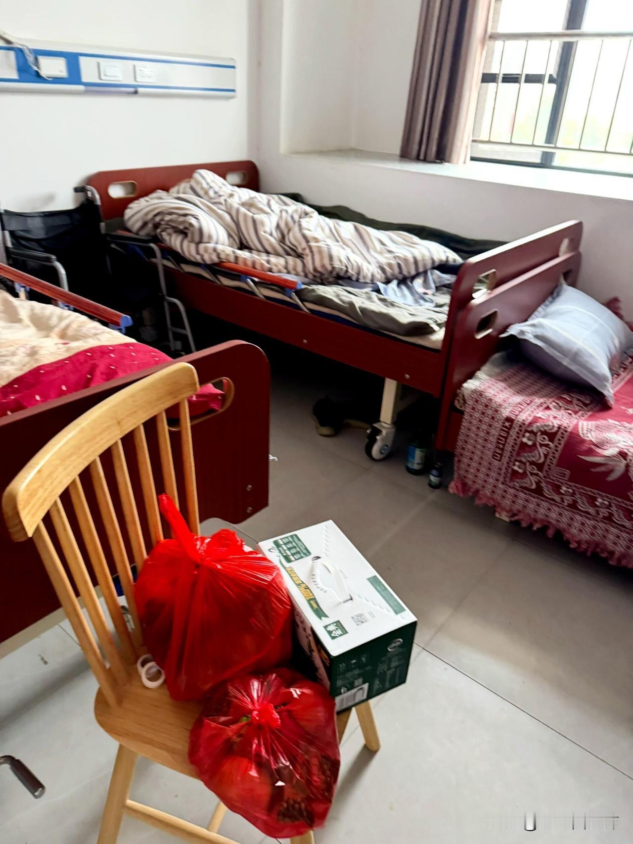 82岁，无儿无女；养老院，半年无人探望这是我小爷，爷爷的亲弟弟。我们带着