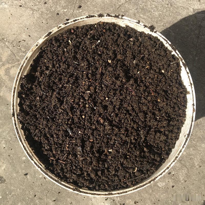 小菜园种菜用什么肥料比较好？很多在家种菜的朋友，都会纠结肥料该怎么选。小菜园打