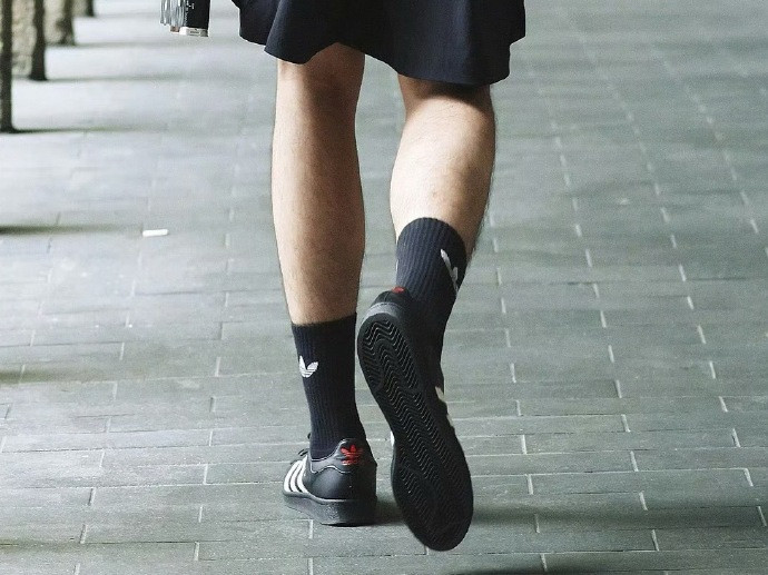 阿迪达斯应该设一个专栏，李现穿了什么，立马上架李现同款一进店铺就能看到李现分类，