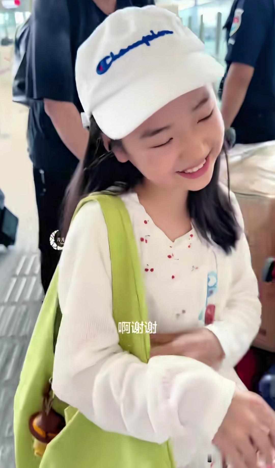 小酒窝这个孩子真了不起，人情世故玩的比一众大牌女明星都明白。看人家粉丝送来的小挂