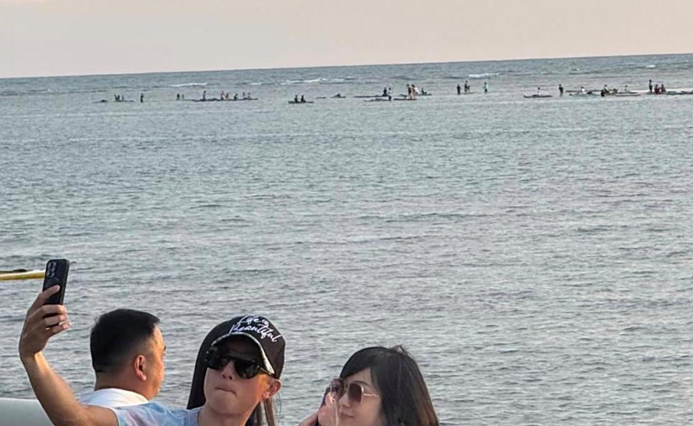吴尊和老婆在马来西亚海边看日落，躺在沙发上，喝着椰汁，真的好享受，有钱人的生活真