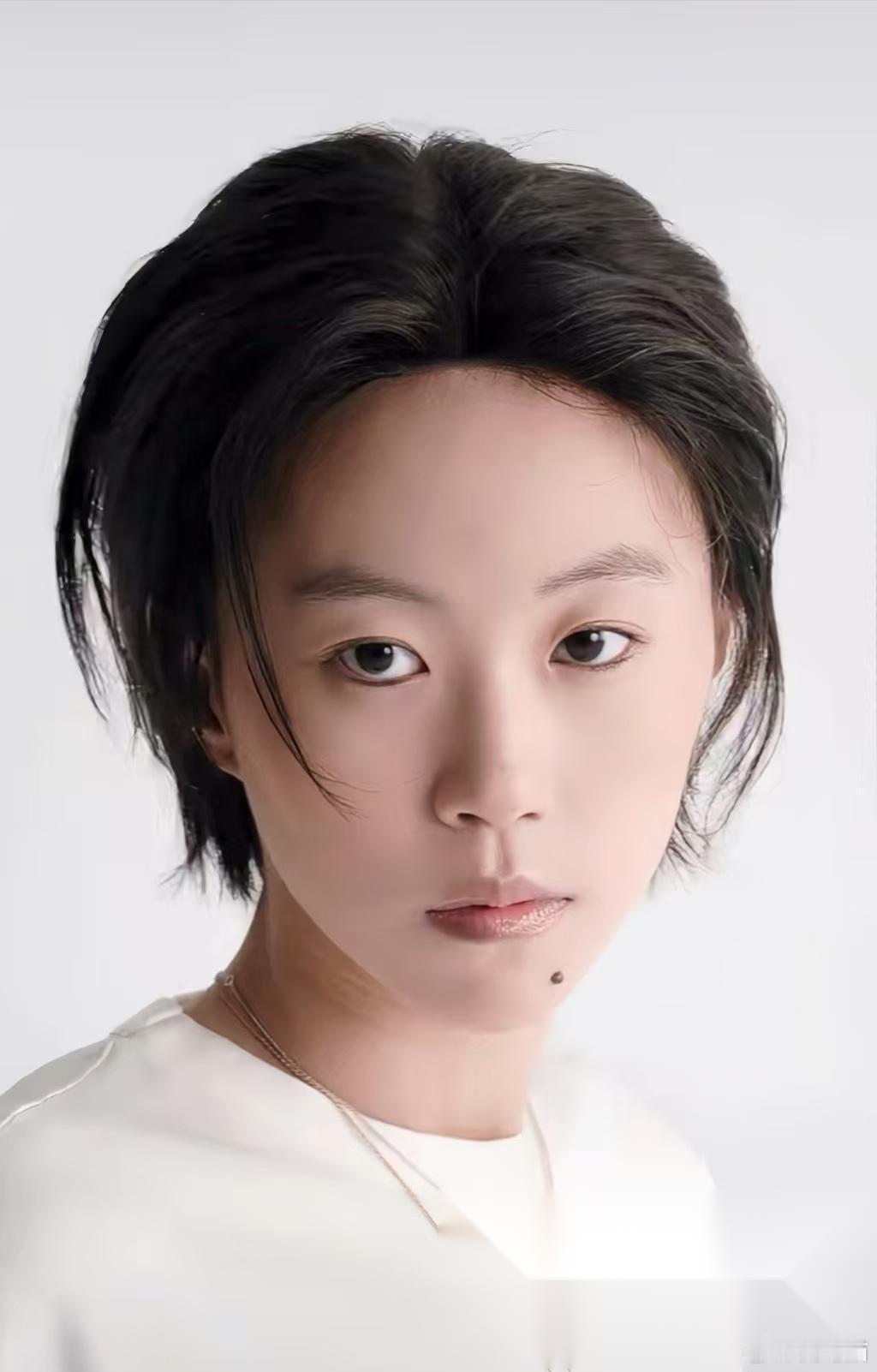 现在最难的人应该就是窦靖童了不是因为父母太有名了，而是两个妹妹她很难做到一样亲同母异父的妹妹李嫣，前