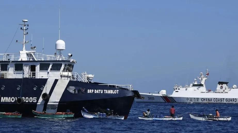 菲律宾海警船今上午试图再次侵闯黄岩岛，我海警发射水炮强力驱离！目前，菲律宾尚未就