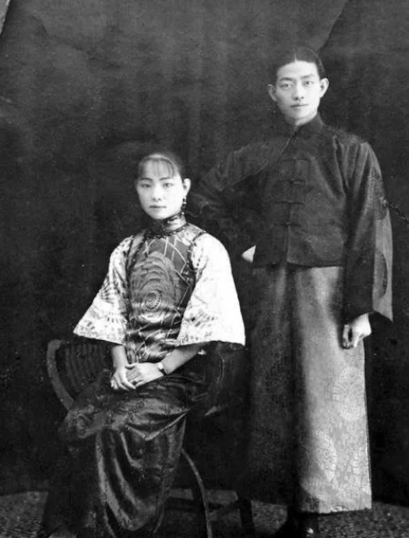 1921年，梅兰芳的一双儿女因为麻疹双双离世，发妻王明华痛不欲生。梅兰芳对妻子说