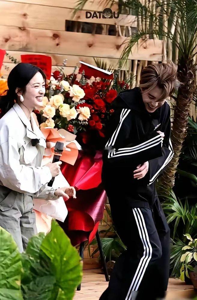 王鹤棣和沈月，八年了，还在一块儿。别的CP剧终人散，他们从荧幕情侣变成了老板和合