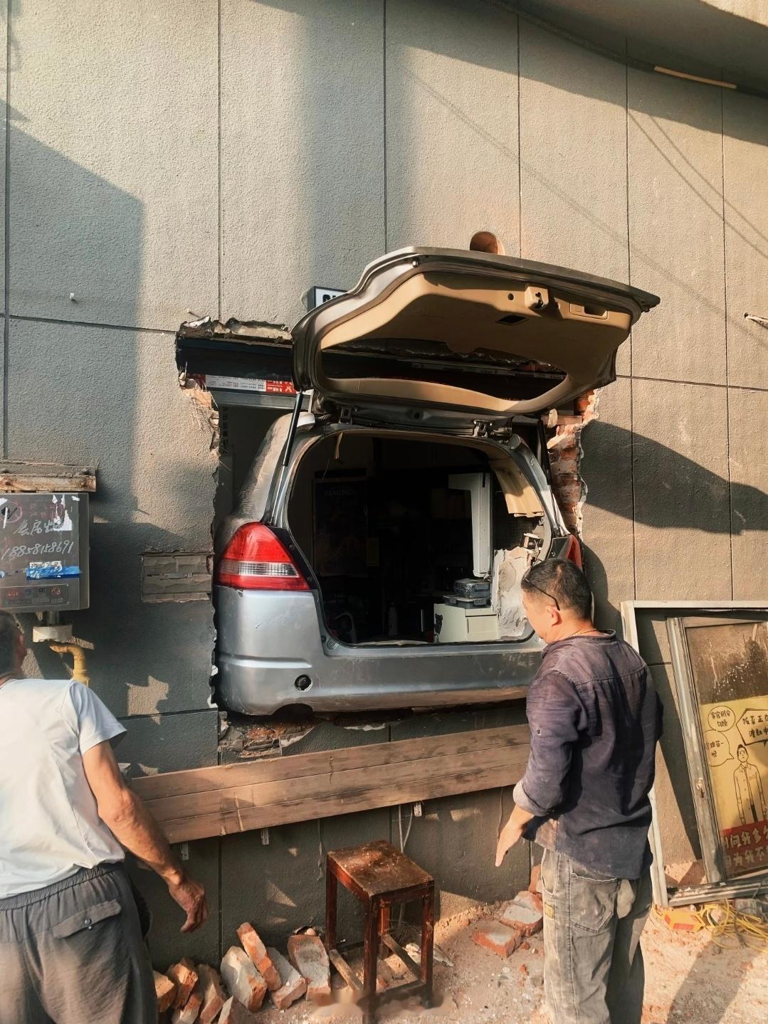第一眼还以为是开车干进墙里了网友的咖啡店装修很有想法[捂脸哭]​​​