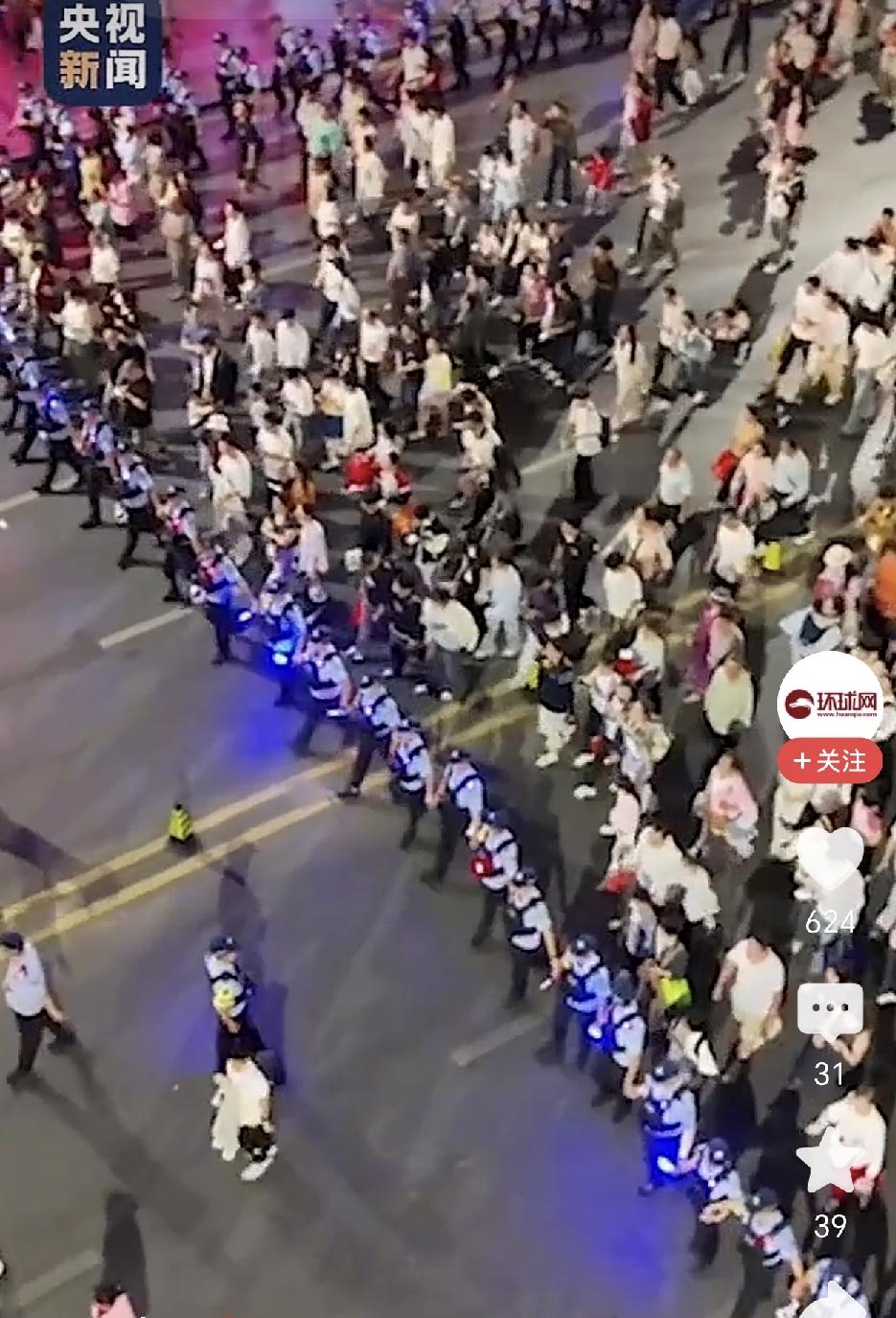 南昌130万人看完烟花，民警一个动作让全网破防：这才是国庆该有的样子！10月