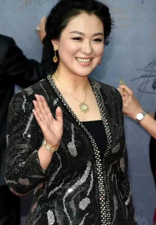 2008年《潜伏》开拍，沈傲君和孙红雷拍完吻戏后，她悄悄地对导演说，我给你100