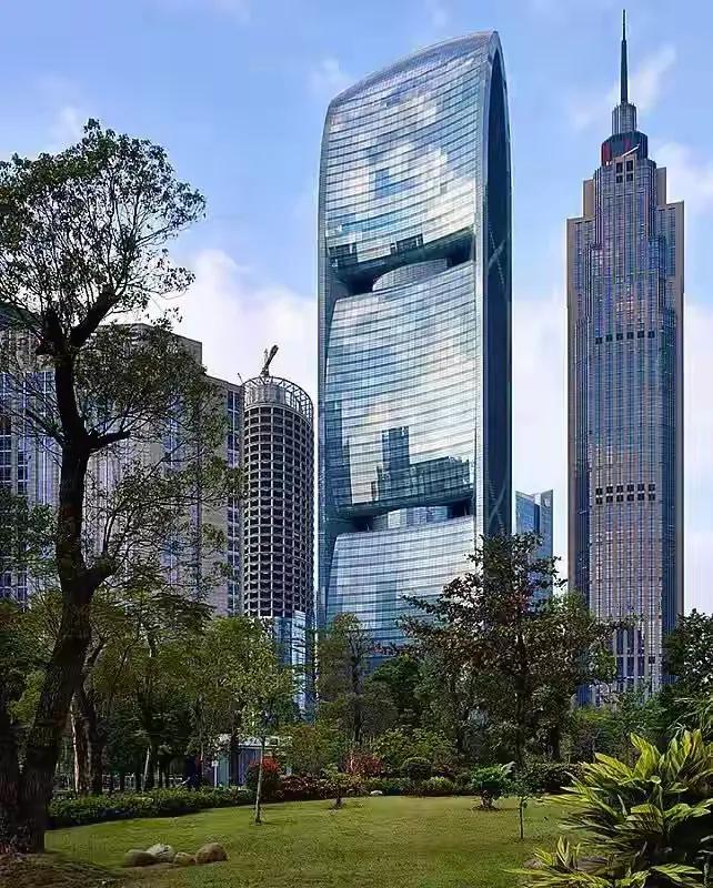 广州有一幢特别又与众不同的外观的大楼叫珠江城大楼。是中国烟草总公司的广州烟草公司
