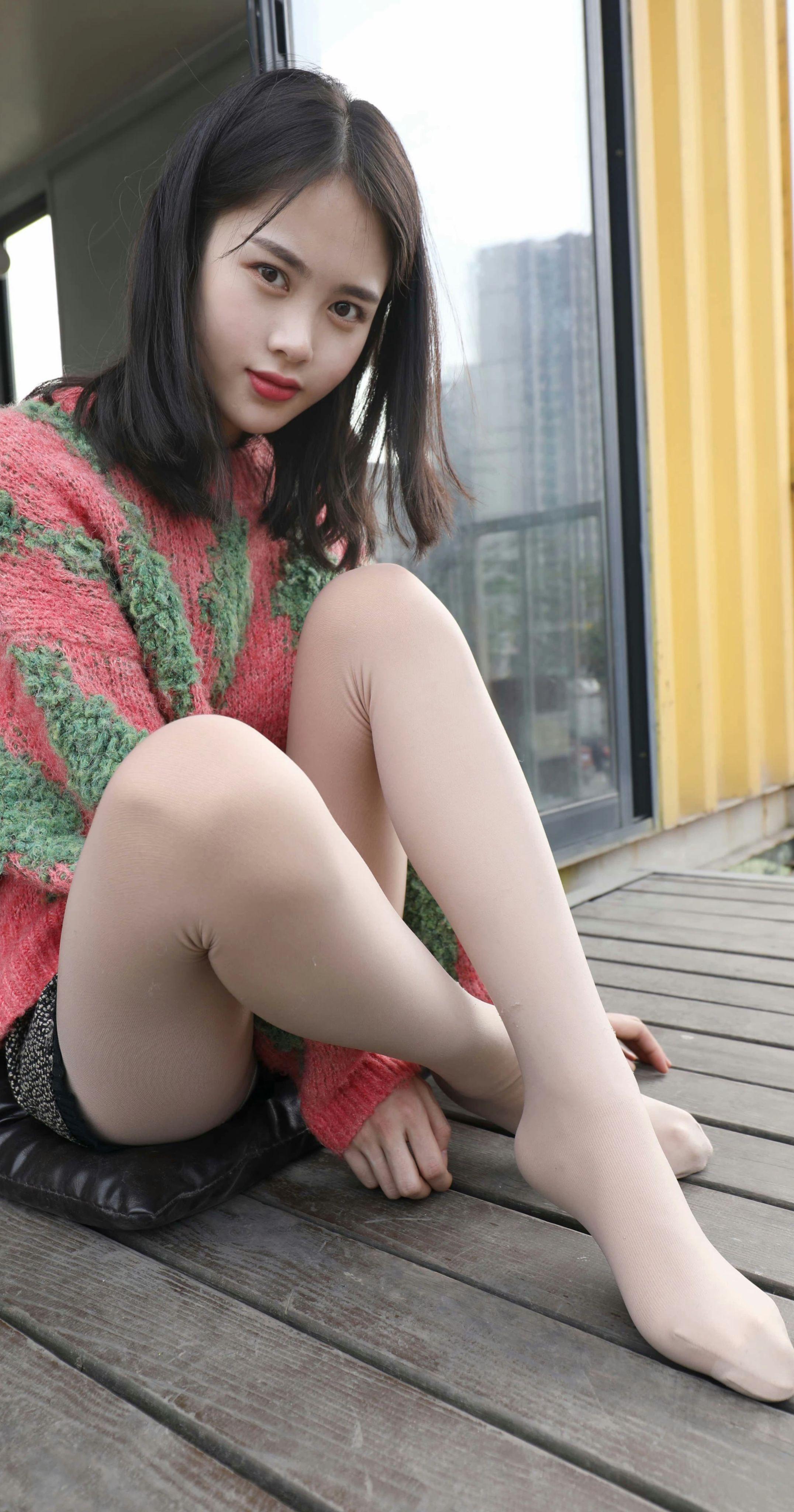 和学妹一起做小组课题，晚上在空教室讨论到很晚。