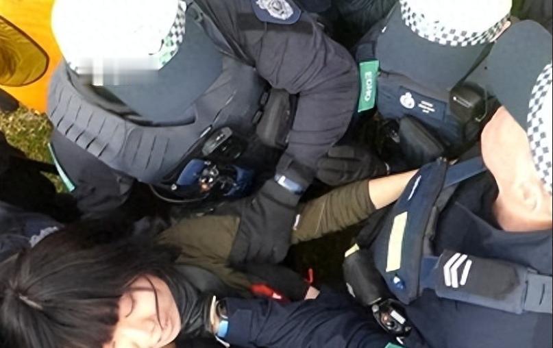 2021年炮制“新疆棉事件”的许秀中在澳大利亚高喊“反华”口号，在澳大利亚组织反