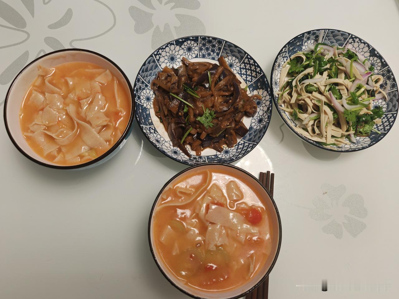 我和老公的晚餐分享～炒茄子条拌凉菜主食杂粮面条自从老公