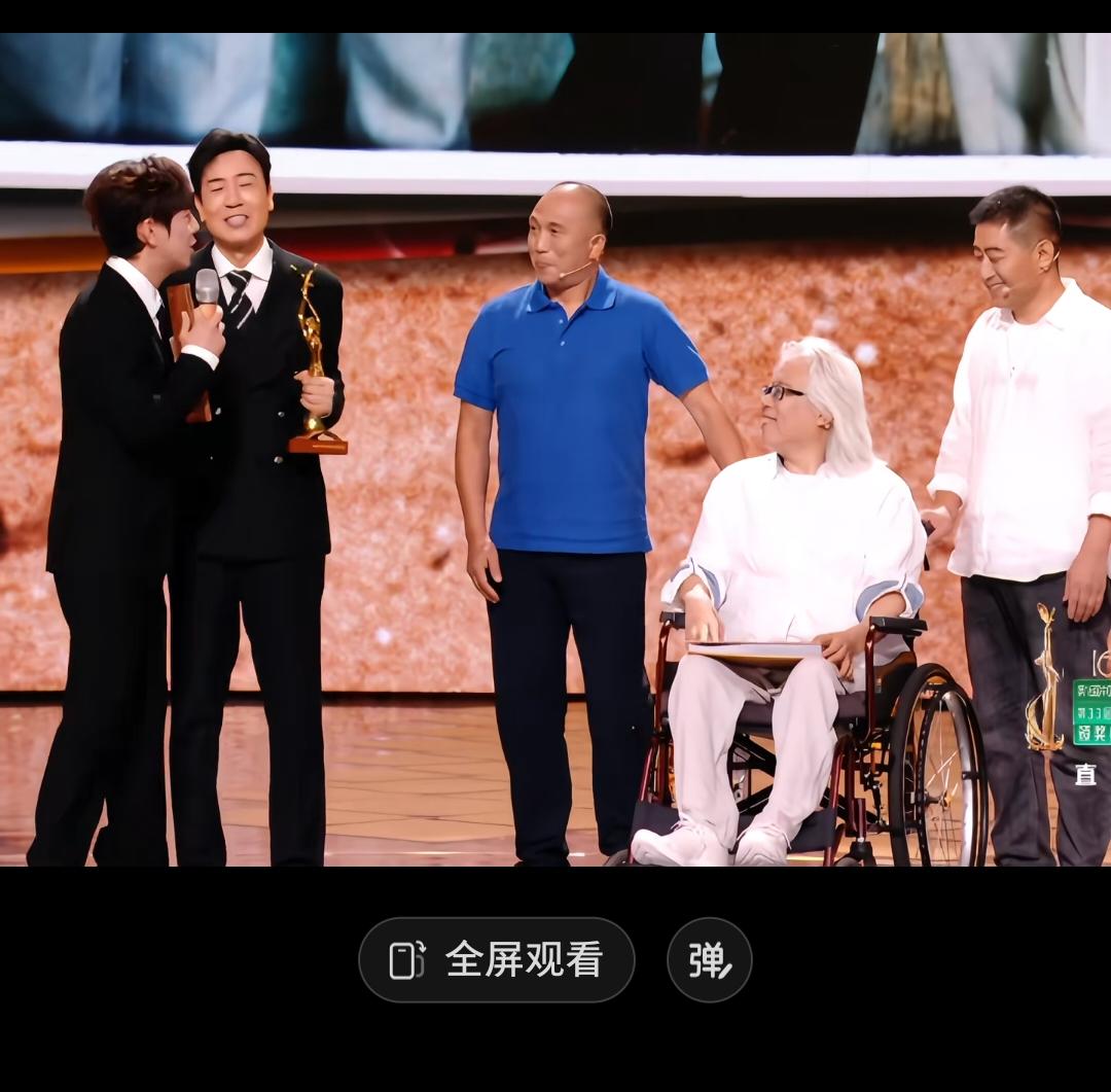 于和伟得奖，节目组提前给他把发小请到了舞台上！刚开始还以为于老师说不出话是尴尬