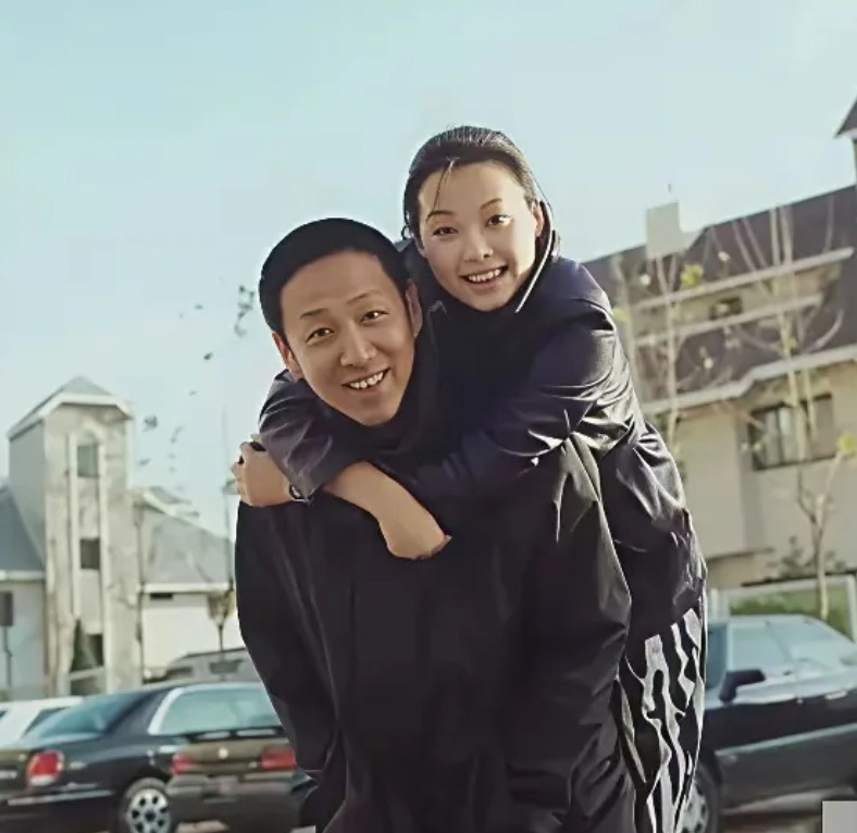 陈道明和袁立始于不打不相识！飞机上，陈道明一句“你真肥”让袁立愣在原地，可就是