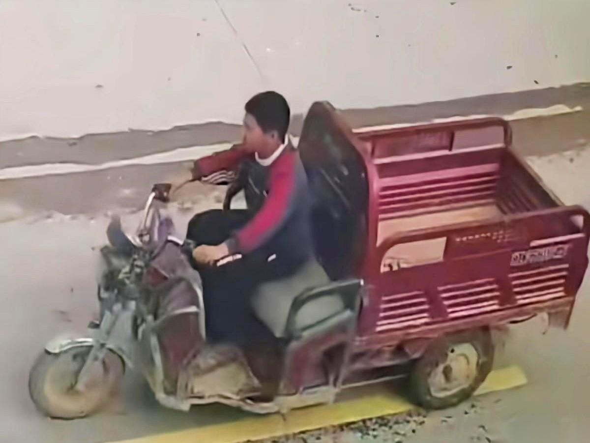 就弯腰几秒钟，再抬头，孙子连人带车，都没了。60多岁的老汉，腿脚不利索，对着村