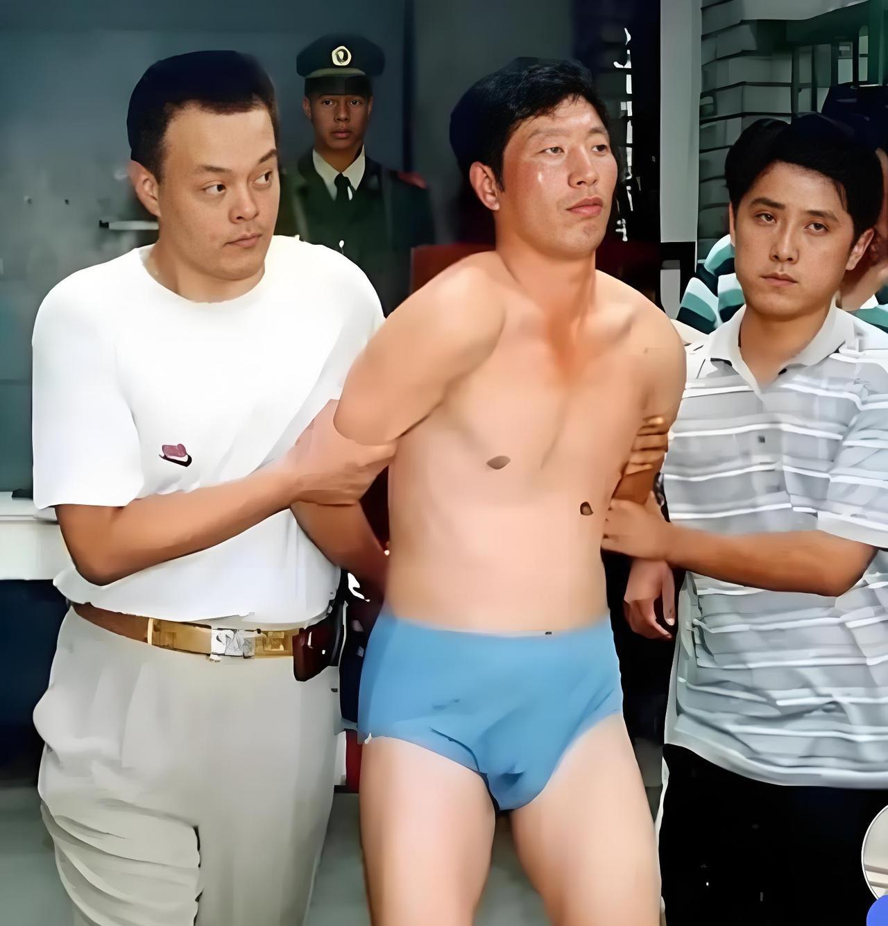 1992年，“悍匪”白宝山被捕，照片中的他，连衣服都没穿，一脸坦然，丝毫没有悔改