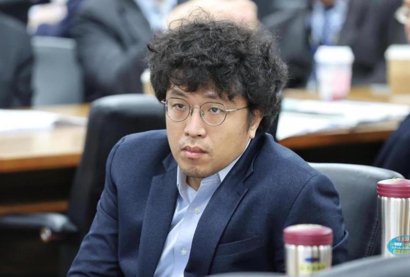 中国大陆打击“台独”分子沈伯洋,民进党心态有些崩了。10月28日,中国重庆警