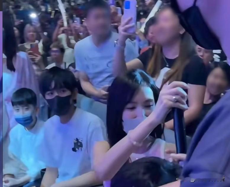 林志颖大儿子出现在林志颖演唱会，林志颖马来西亚演唱会一家五口都在，久不露面的